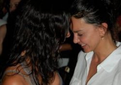 Hande Ataizi... BODRUM'DA BİR KADINLA SARMAŞ-DOLAŞ!