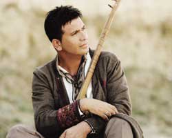 Ümit Yılmaz... ALBÜM GELİRİNİ "ÖZÜRLÜLER VAKFI"NA BAĞIŞLADI!