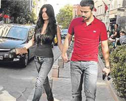 Onur Şan... SEVGİLİSİYLE ELELE!