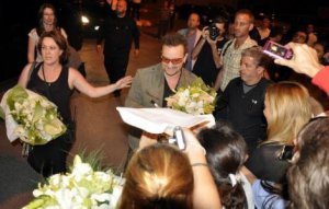 U2 ÖZEL UÇAKLA İSTANBUL'A GELDİ!