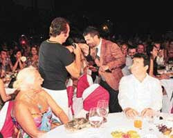 Kenan Doğulu... "ORHAN BABA"NIN ELİNİ ÖPTÜ, HARÇLIĞI ALDI!