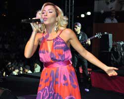 Burcu Güneş... ATA' YA BAYRAM KONSERİ!