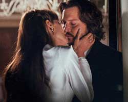Angelina Jolie-Johnny Depp... ATEŞLİ SAHNELER ÇOK KONUŞULACAK!