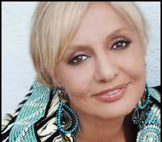 Googoosh... SÜRGÜNDEKİ İRANLI SANATÇI, İZLEYENLERİ AĞLATTI!