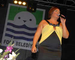 Işın Karaca... FOÇA'DA ONBİNLERCE KİŞİYE ŞARKILARINI SESLENDİRDİ!