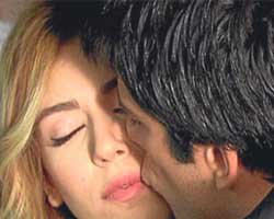 Sinem Kobal... YİNE ÖPTÜRMEDİ!