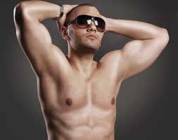 Denizkan... ATLETİK VÜCUDUYLA DİKKAT ÇEKİYOR!