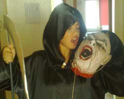 Lara... DOOMSDAYPARTY'E HAZIR!