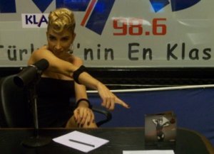 Hande Yener... BU KEZ ELİNİ MASAYA VURDU VE...