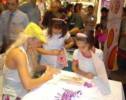 Kendi... İMZA GÜNÜNE ÇOCUKLAR HÜCUM ETTİ?