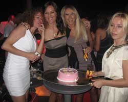 Eva Maya... PEMBE PASTALI DOĞUM GÜNÜ!