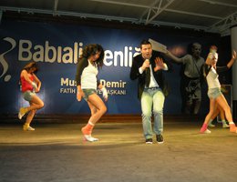 Tarihi yarımada'da Davut Güloğlu coşkusu... "BAB-I ALİ ŞENLİĞİ"NDE, BAB-I ALİ'Yİ YIKIP GEÇTİ...