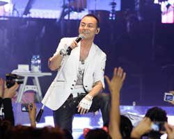 Serdar Ortaç... BONUS CARD 10. YIL KONSERLERİNİN FİNALİNİ ANKARA'DA YAPTI!