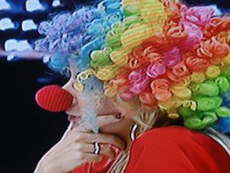 KONUĞUNU PALYAÇO KILIĞINDA AĞıRLAYAN SUNUCU KİM?