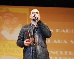 Toygar Işıklı... "SONUNDA" İLE İLK ÖDÜLÜNÜ ÖĞRENCİLERİN ELİNDEN  ALDI!