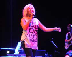 Ajda Pekkan... 10 ŞEHİDİN ARDINDAN KONSERİNİ İPTAL ETTİ!