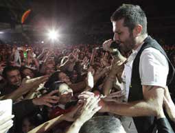 Kenan Doğulu... KIŞI 150.000'İ AŞKIN HAYRANIYLA KARŞILADI!