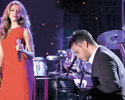 Hadise-Sinan Akçıl... SAHNEDE AŞK TAZELEDİLER!