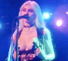 Taylor Momsen... SAHNEDE GÖĞÜSLERİNİ AÇTI!