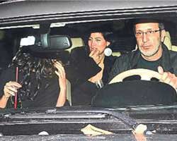 Cem Özer... İKİ GENÇ KIZLA SABAHA KADAR EĞLENDİ!