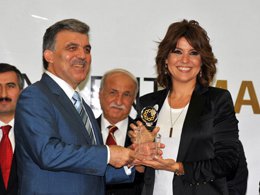 Gülben Ergen... CUMHURBAŞKANI'NDAN PLAKET ALDI...