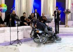 Bülent Serttaş... CANLI YAYINDA MOTORDAN DÜŞTÜ!