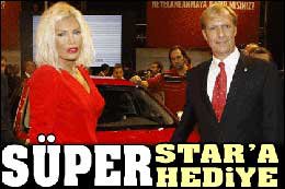 Süperstar olmak böyle bir şey... BİR ŞARKI SÖYLEDİ, ARABA HEDİYE EDİLDİ!