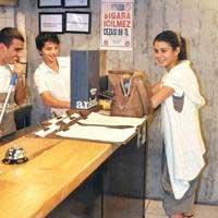 Beren Saat... HESAP ÖDEMEYİ UNUTTU!