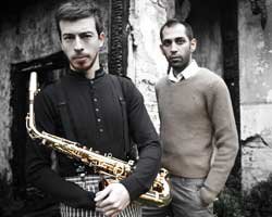 İroni... HEM YAKIŞIKLILAR HEM DE DUYGUSAL!