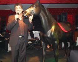 Ekin... SAHNEYE "AT"LA ÇIKTI!