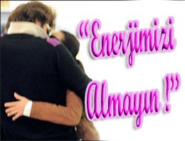 Özgü Namal-Başar Savur... MERDİVENLERDE ENERJİK ÖPÜCÜK...