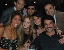 "Elde Var Hayat"... BAŞARISINI TÜM EKİP BİRLİKTE KUTLADILAR!