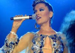 Demet Akalın... BAYRAM KIYAFETİ PLAJ GİYSİSİNE BENZETİLDİ!