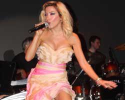 Burcu Güneş... SEVGİLİSİNİN GÖZÜ ÜZERİNDE!