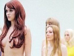 ALMANYA'DA ÇIPLAK SERGİ...