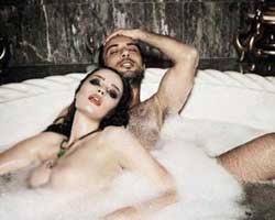 Tarkan... SOYUNDU, KÜVETE GİRDİ!