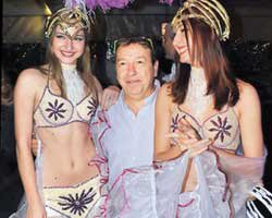 Gani Müjde... 50. YAŞINA REVÜ KIZLARIYLA GİRDİ!