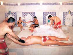 KADINLAR HAMAMINDA BACADAN ERKEK DÜŞTÜ!