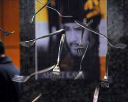 Ahmet Kaya... ÖLÜMÜNÜN 10.YILINDA FIRLATILAN ÇATAL-BIÇAKLA ANILDI!