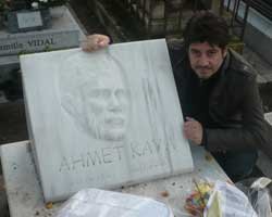 Ekin... AHMET KAYA'YI MEZARI BAŞINDA ANDI!