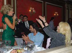 Seda Sayan-Atilla Altay... PETEK DİNÇÖZ ŞARKILARIYLA ROMANTİZM!