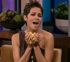 Halle Berry... CANLI YAYINDA ORGAZM TAKLİDİ!