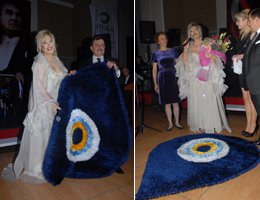 EMEL SAYIN'A MAVİ BONCUK SÜRPRİZİ