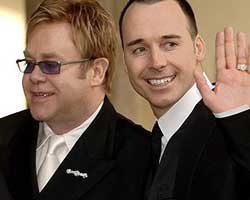 Elton John-David Furnish... TAŞIYICI ANNEDEN BEBEK SAHİBİ OLDULAR!