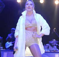 Hadise... SOĞUK HAVADA ISITTI