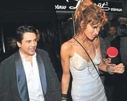 Çağla Şıkel'e doğum günü sürprizi... SEKSİ DOĞUM GÜNÜ PASTASI!