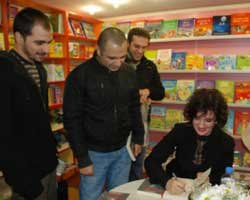 Anjelika Akbar... TWİTTER'DAKİ TAKİPÇİLERİNE İMZA GÜNÜ!