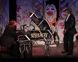 AŞKIN VE EVLİLİĞİN EN KOMİK HALİ TİYATROYA TAŞINDI!