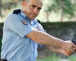 Yusuf Özcan... BİR ELİNDE MİKROFON, BİR ELİNDE SİLAH!