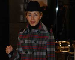 Burcu Güneş... ŞAPKALI İMAJ!